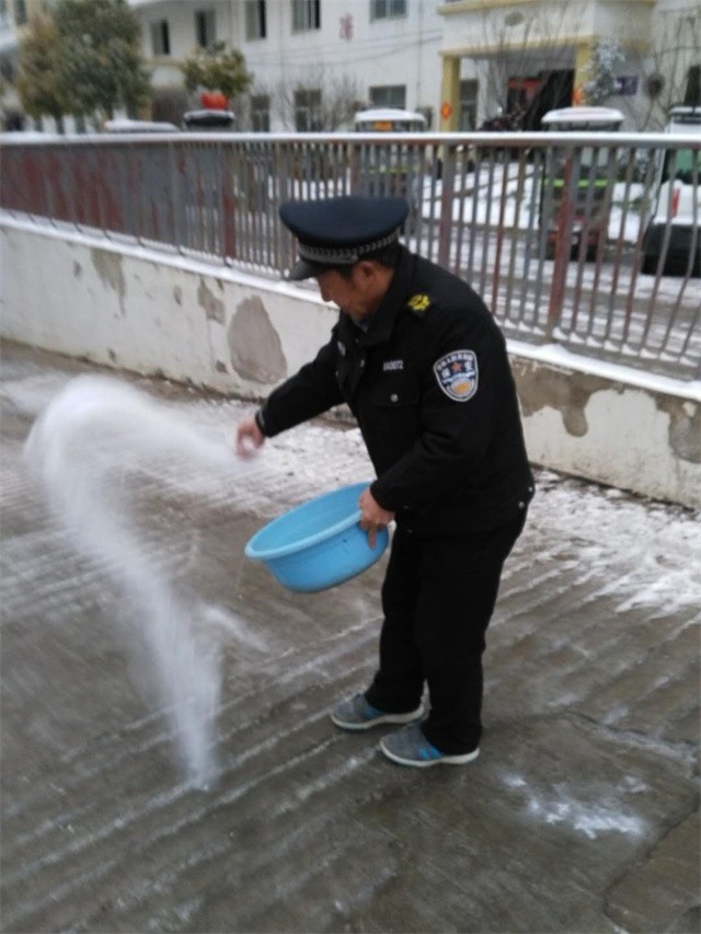 地下室入口撒工業(yè)鹽，確保車輛安全出行