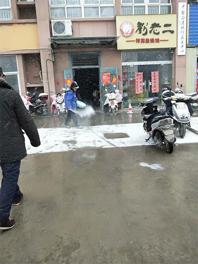 清掃小區(qū)內(nèi)路面積雪