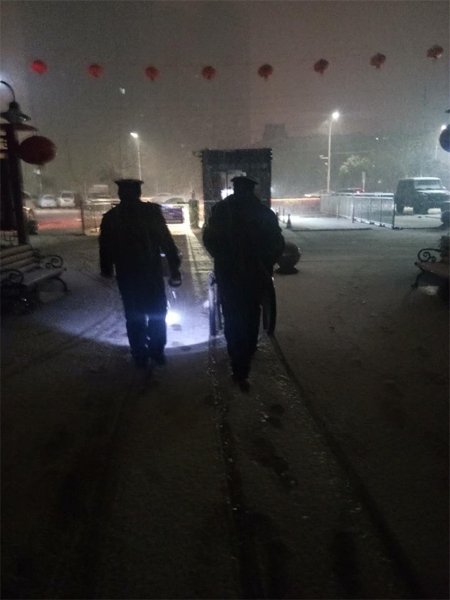 下雪 地下室入口撒工業(yè)鹽